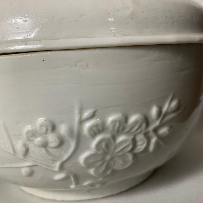 De-Hua (Blanc de chine)  wheel-thrown lidded bowl, 18/19th century. 13.7x20.7cm