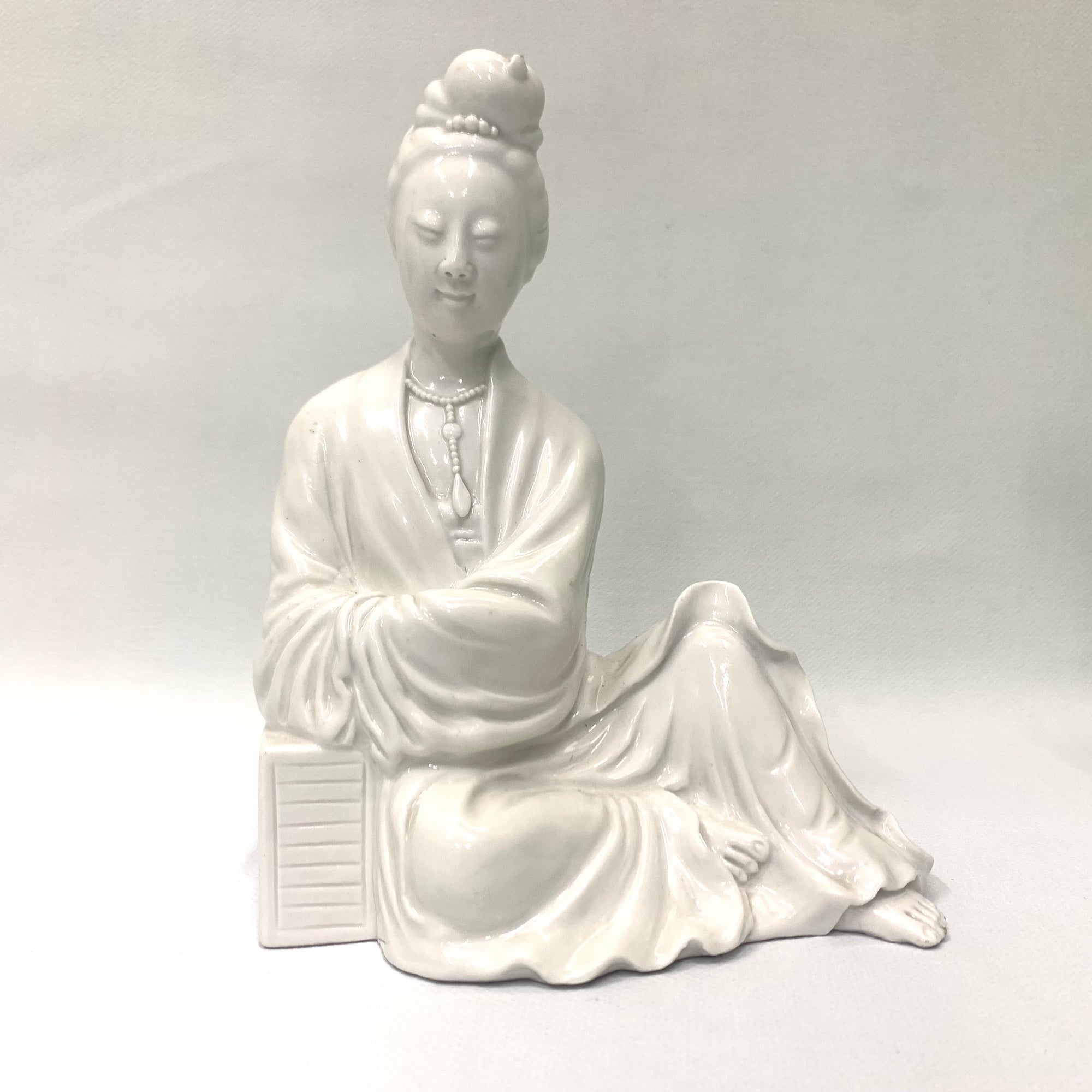 Chinese Blanc de chine Seated Guanyin Statue, 18.5cm