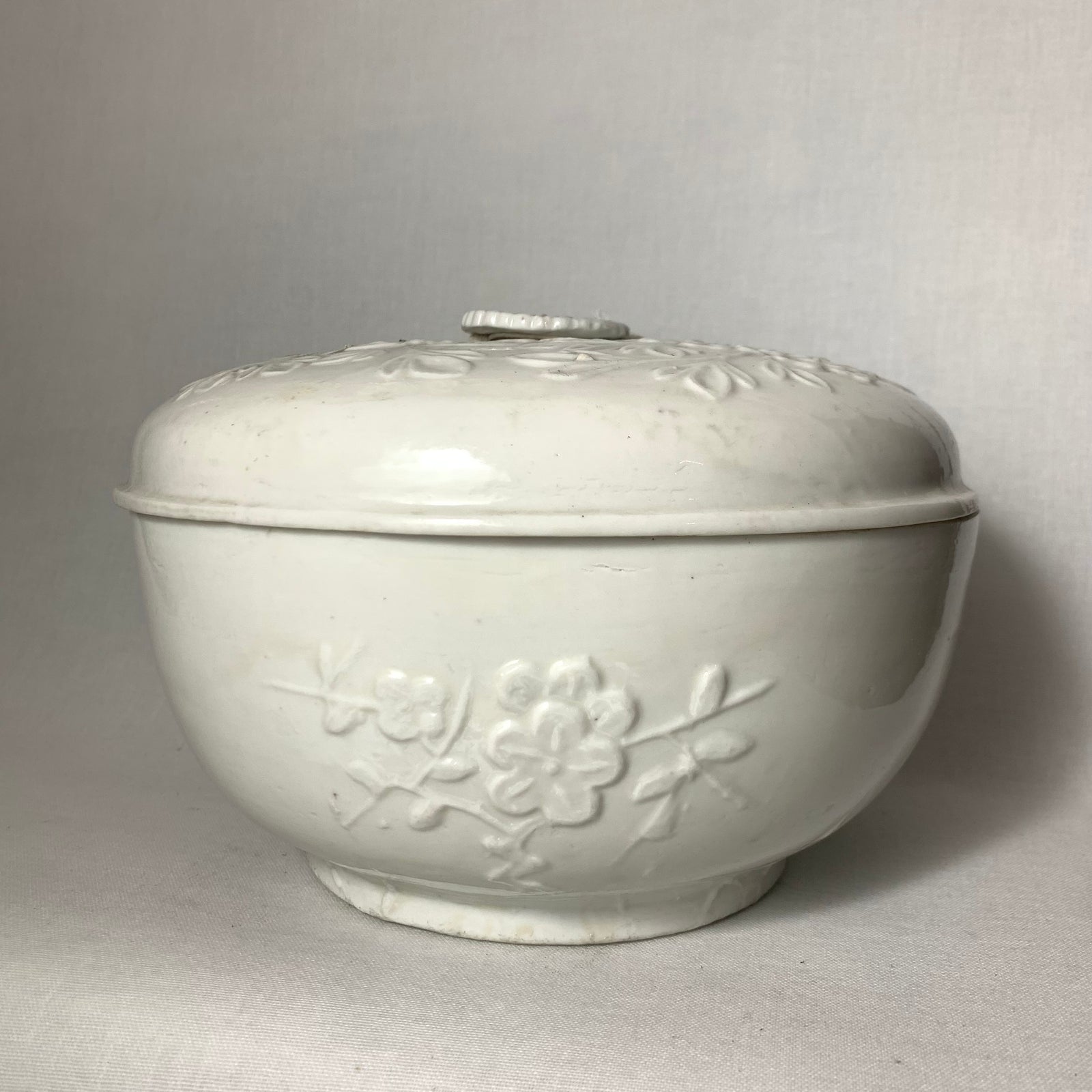 De-Hua (Blanc de chine)  wheel-thrown lidded bowl, 18/19th century. 13.7x20.7cm
