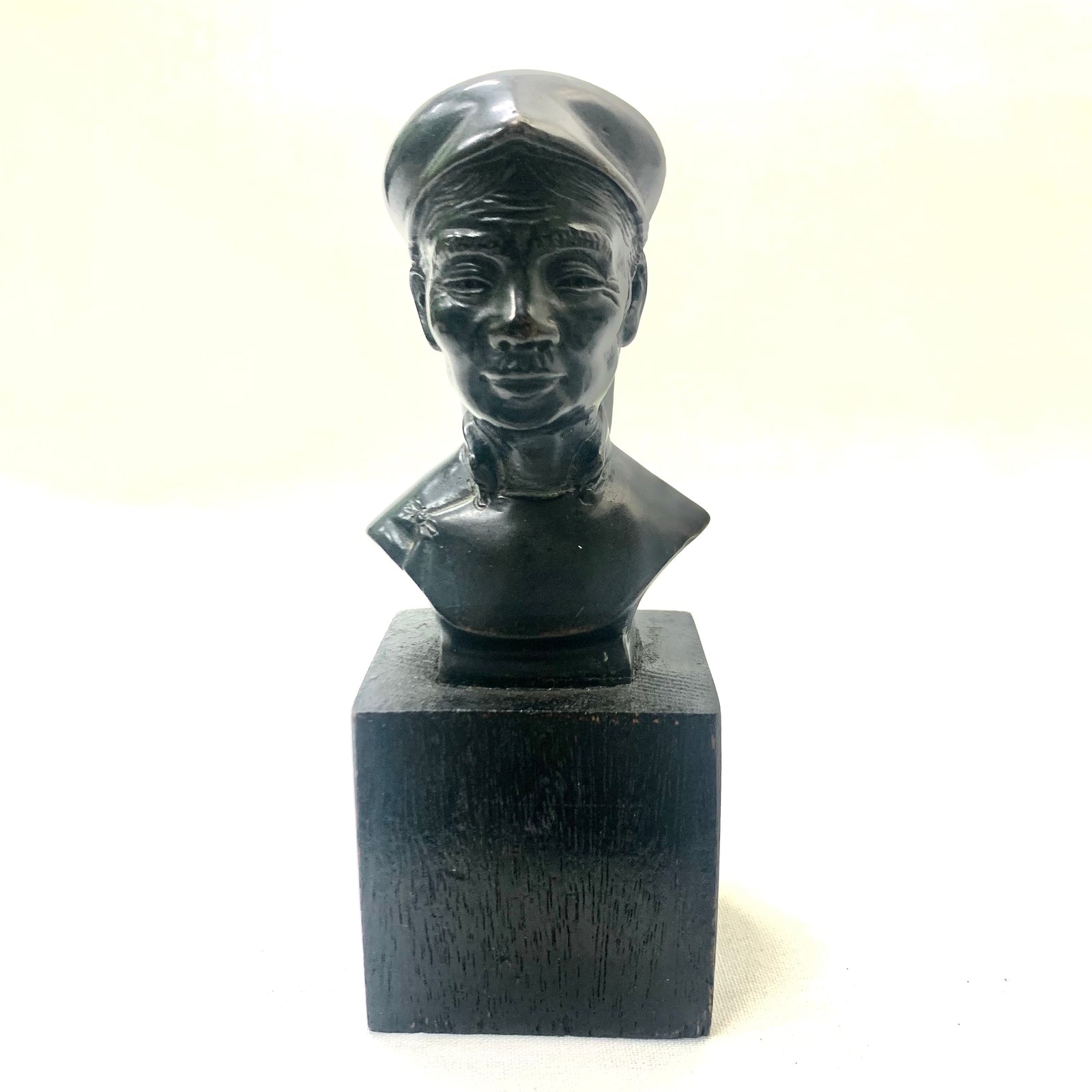Bronze Bust of an Old Man, Vietnamese School, 20th Century,16cm