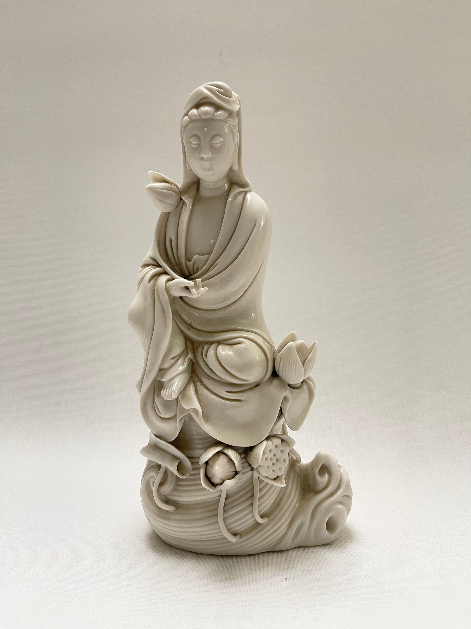 Blanc de chine sitting Guan Yin