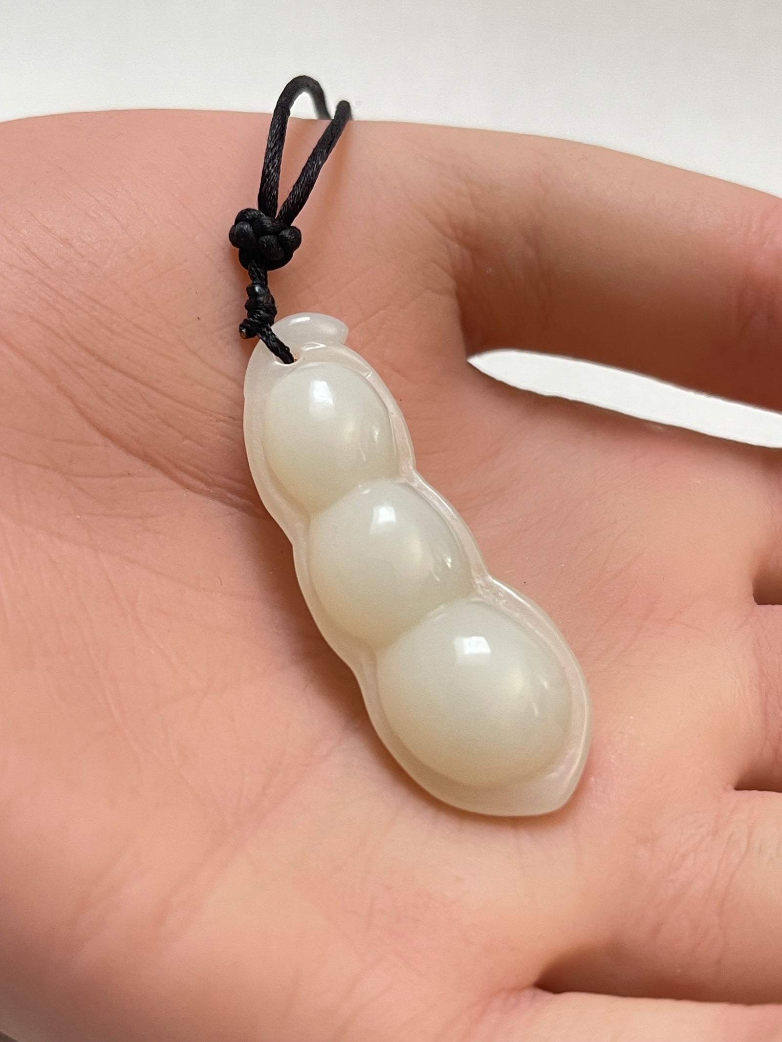 white jade carving of three-been pea pot