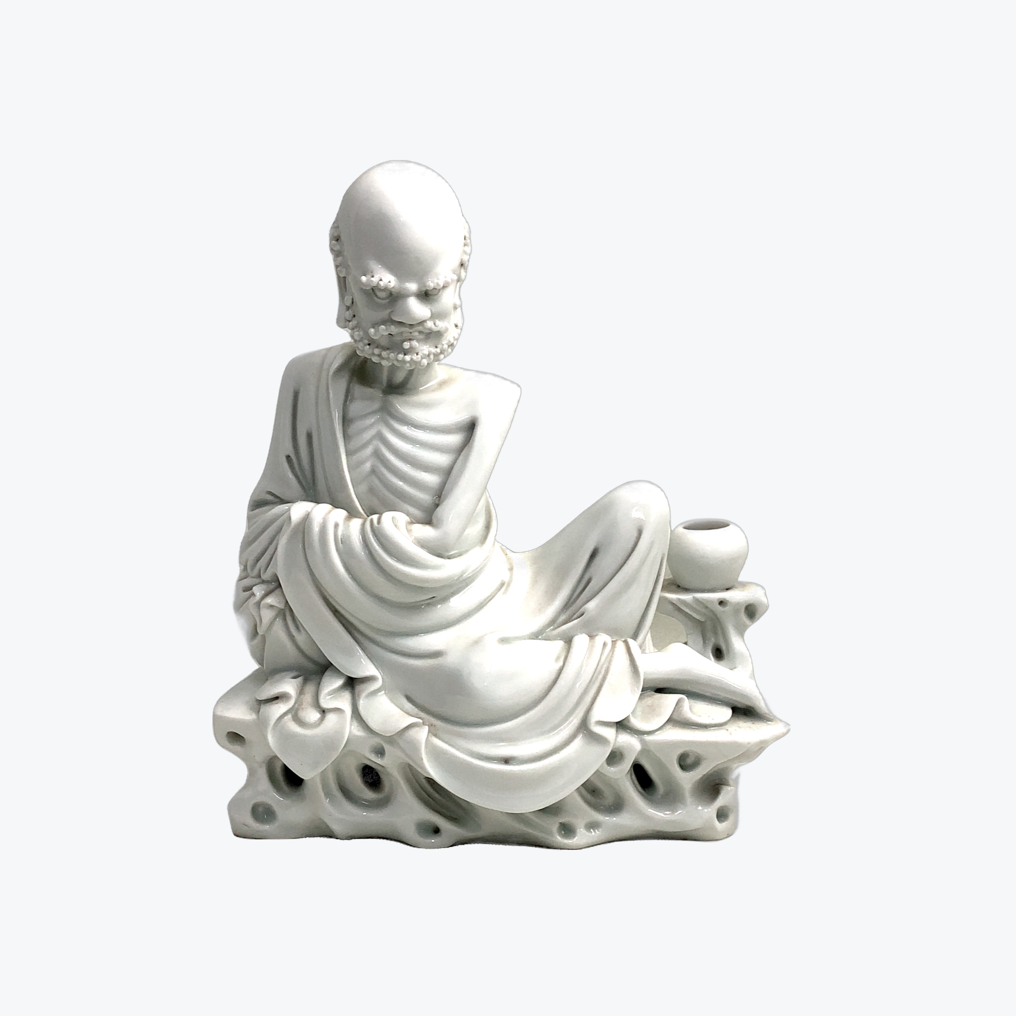 19 世纪中国白中花达摩像，背面有陶工标记，高 22.8 厘米。