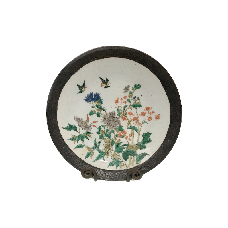 Chinese famille verte porcelain charger with flowers and birds decoration, and cafe-au-lait rim, four-character mark on base