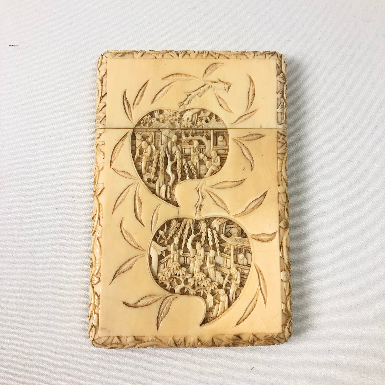 Chinese Canton Export carved Ivory card case, 19th century